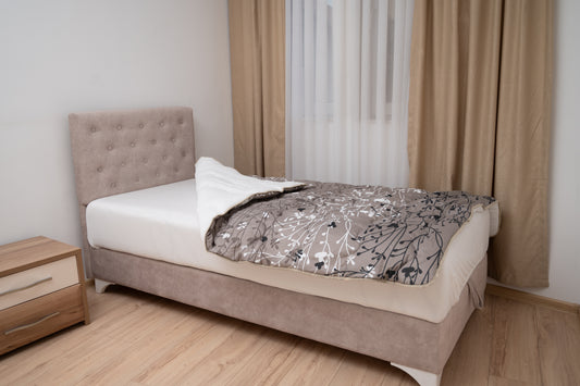 Frotir prekrivač – sivi sa cvetnim dezenom