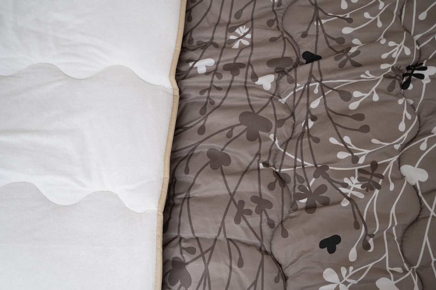 Frotir prekrivač – sivi sa cvetnim dezenom
